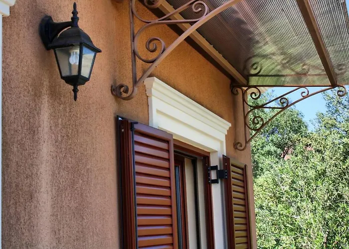 Traditional Mandola Villa